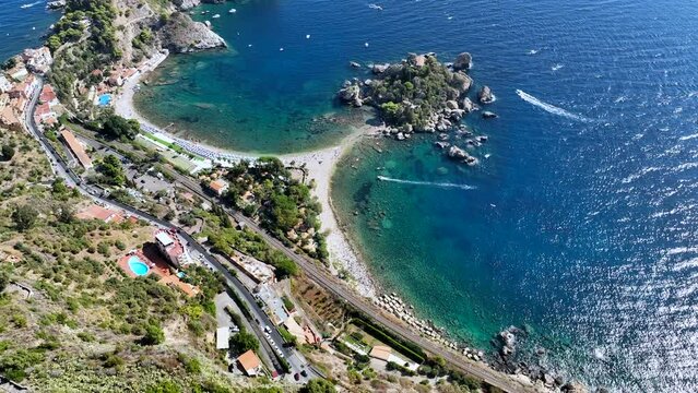 Isola Bella, attrazione turistica di Taormina in Sicilia, Italia.
Il mare azzurro e cristallino della costa di Taormina filmato dal drone.