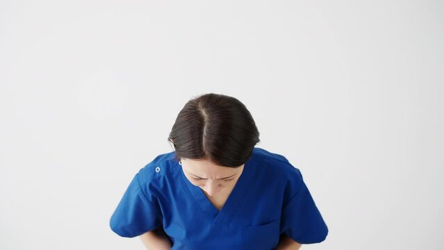 スクラブを着ている若い女性　医療イメージ
