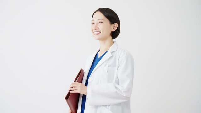 白衣を着ている若い女性　医療イメージ