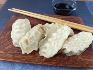 plusieurs gyoza dans un plat en bois