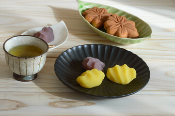 Ankoro-mochi A type of mochi wrapped in a paste made of red beans. Eating rice cake with red bean paste is the most popular way to eat mochi in Japan.