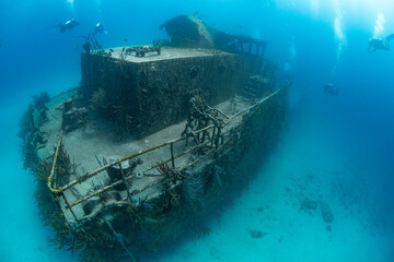 wreck and divers