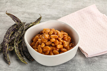 Canned white bean in tomato sauce