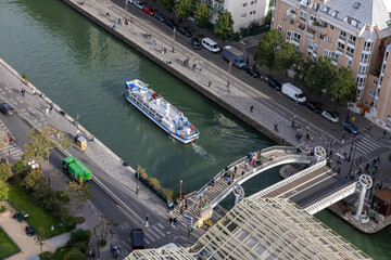 Vue aérienne d'un bateau de tourisme naviguant sur le canal de l'Ourcq à Paris