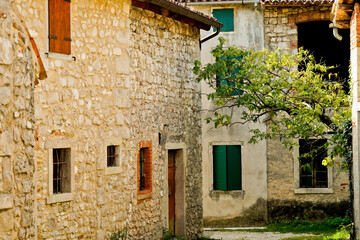 Fototapeta na wymiar Lo storico borgo di Cison di Valmarino con il castello di CastelBrando regione del Valdobbidene in provincia di Treviso. Veneto, Italia