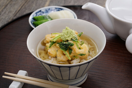 Tencha, a Japanese Tempura dish.
A rice dish that is eaten by placing shrimp kakiage on top of rice and pouring dashi soup over it. The last dish at the tempura restaurant.