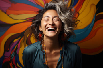 Mujer de mediana edad sonriente y divertida frente a un fondo colorido. Empoderamiento