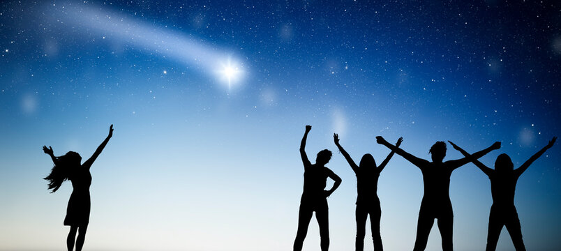 Frauen als silhouette halten eine Zeremonie vor Sternenhimmel ab
