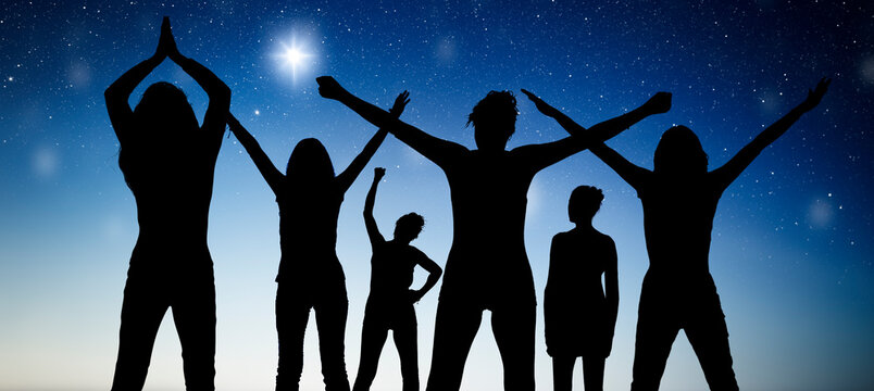 Frauen als silhouette halten eine Zeremonie vor Sternenhimmel ab