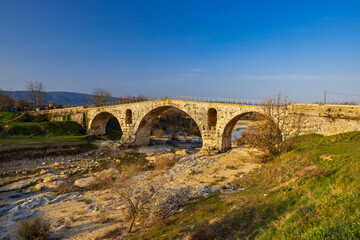 Pont Julien, roman stone arch bridge over Calavon river, Provence, France - obrazy, fototapety, plakaty
