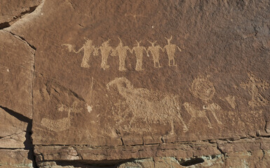 Obraz premium Native American petroglyphs on the cliff on the Poison Spider trail near Moab, Utah, USA