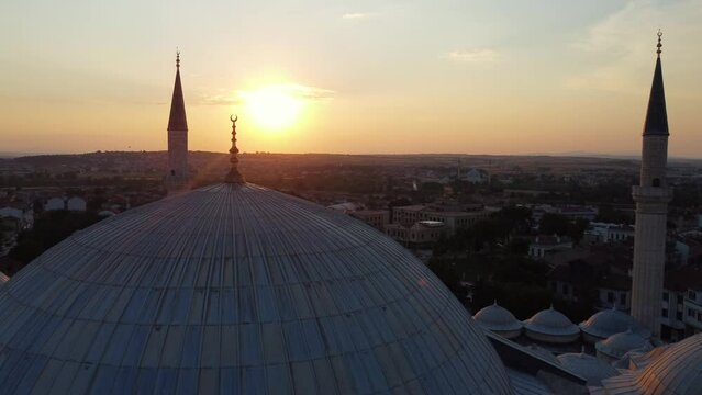 It is the mosque of the Ottoman Empire, known as three cheers. It is located in Edirne. At sunset, the camera moves sideways.