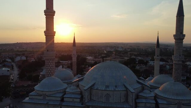 It is the mosque of the Ottoman Empire, known as three cheers. It is located in Edirne. At sunset, the camera moves sideways.