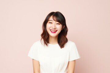 Fototapeta premium 微笑む表情の若い女性の顔