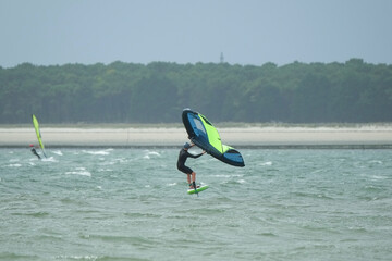 Direction la plage en wingfoil