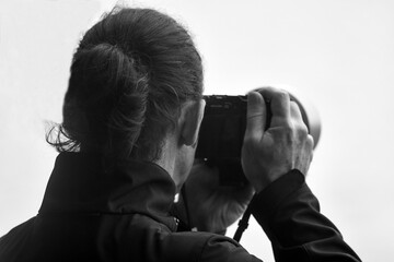 Photographe de dos en pleine prise de vue