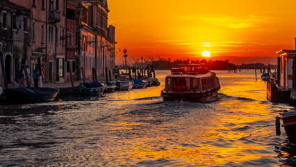 Centre historique de Venise avec un coucher de soleil sur le canal.	