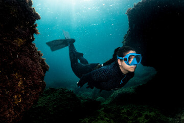 Chica joven haciendo snorkel, apnea en el mar Mediterráneo, fondos marinos.