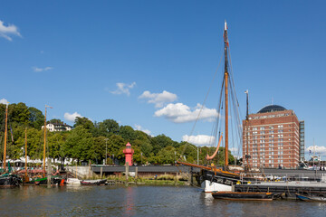 Fähranleger mit Brücke im  Museumshafen Övelgönne in Hamburg