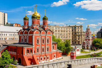 Fototapeta na wymiar Znamensky cathedral on Varvarka street and Zaryadye park in Moscow, Russia
