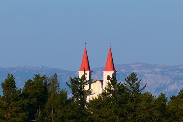 Kirchtürme der Wallfahrtskirche Maria Schnee