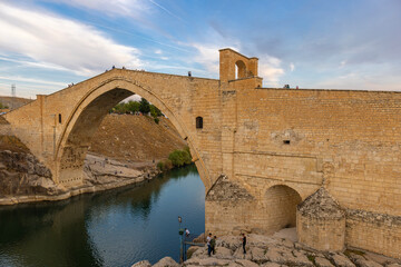 Obraz premium The Malabadi Bridge is an arch bridge spanning the Batman River near the town of Silvan in southeastern Turkey.