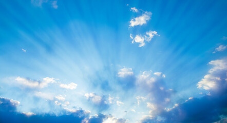 paisaje de un cielo azul con nubes blancas y rayos de sol