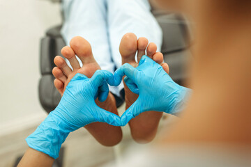the doctor shows the heart with his hands. - obrazy, fototapety, plakaty
