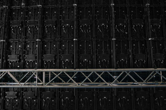 R&uuml;ckseite einer LED B&uuml;hnen Projektionswand zusammengebaute Elemente mit Aluminium Trasse.