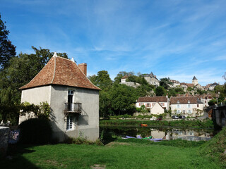 maison devant la rivière Anglin