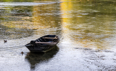 Holzkahn auf einem Fluss