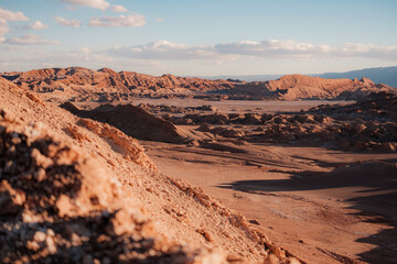 Fototapeta na wymiar O Vale da Lua ou Valle de la Luna fica a 19 km de San Pedro do Atacama e é declarado Santuário da Natureza e Monumento Natural. E o lugar não podia receber outro nome. Realmente as formações rochosas,