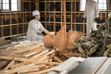 解体される建物の内観と廃棄する建築素材