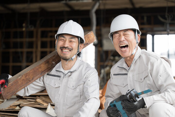 解体現場や工事現場で働く作業員のカメラ目線...