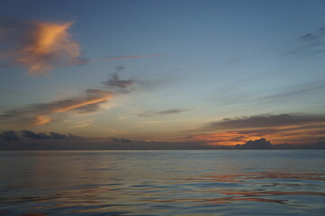 Naklejka premium Sunset over the Maldives Sea