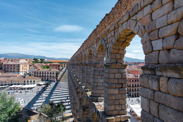 Acueducto romano de Segovia con 2000 años de antigüedad, las piedras están cortadas tan perfectas que no tienen cemento, se sujetan por la gravedad y su propio peso.. - obrazy, fototapety, plakaty