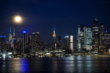 New York, the Big Apple, wakes up 24 hours and seven days all year. - obrazy, fototapety, plakaty