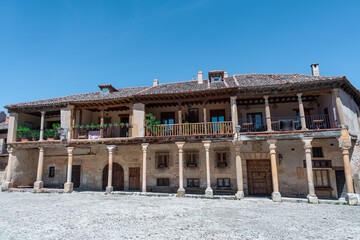 Pueblo medieval europeo con sus calles de piedra y edificios de época medieval muy antiguos, un día soleado con cielo azul.