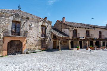 Pueblo medieval europeo con sus calles de piedra y edificios de época medieval muy antiguos, un día soleado con cielo azul.