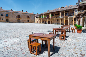 Pueblo medieval europeo con sus calles de piedra y edificios de época medieval muy antiguos, un día soleado con cielo azul.