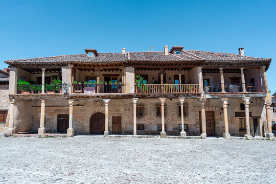 Pueblo medieval europeo con sus calles de piedra y edificios de &eacute;poca medieval muy antiguos, un d&iacute;a soleado con cielo azul.