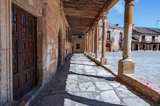 Pueblo medieval europeo con sus calles de piedra y edificios de &eacute;poca medieval muy antiguos, un d&iacute;a soleado con cielo azul.