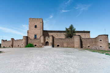 Castillo medieval t&iacute;pico europeo, ni siquiera le falta el nido de cig&uuml;e&ntilde;as, un d&iacute;a soleado con cielo azul, desde Pedraza, Segovia, Castilla y Le&oacute;n, Espa&ntilde;a.