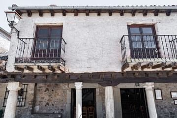 Pueblo medieval europeo con sus calles de piedra y edificios de época medieval muy antiguos, un día soleado con cielo azul.