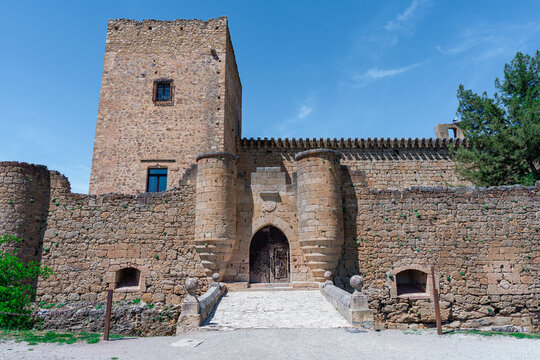 Castillo medieval t&iacute;pico europeo, ni siquiera le falta el nido de cig&uuml;e&ntilde;as, un d&iacute;a soleado con cielo azul, desde Pedraza, Segovia, Castilla y Le&oacute;n, Espa&ntilde;a.