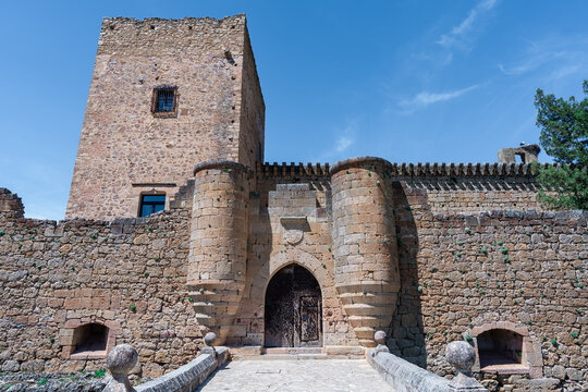 Castillo medieval t&iacute;pico europeo, ni siquiera le falta el nido de cig&uuml;e&ntilde;as, un d&iacute;a soleado con cielo azul, desde Pedraza, Segovia, Castilla y Le&oacute;n, Espa&ntilde;a.