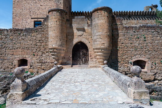 Castillo medieval t&iacute;pico europeo, ni siquiera le falta el nido de cig&uuml;e&ntilde;as, un d&iacute;a soleado con cielo azul, desde Pedraza, Segovia, Castilla y Le&oacute;n, Espa&ntilde;a.