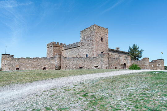Castillo medieval t&iacute;pico europeo, ni siquiera le falta el nido de cig&uuml;e&ntilde;as, un d&iacute;a soleado con cielo azul, desde Pedraza, Segovia, Castilla y Le&oacute;n, Espa&ntilde;a.