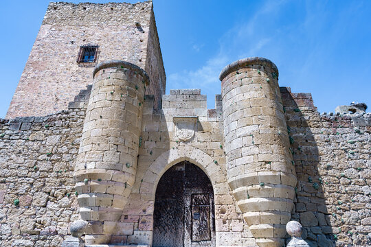 Castillo medieval t&iacute;pico europeo, ni siquiera le falta el nido de cig&uuml;e&ntilde;as, un d&iacute;a soleado con cielo azul, desde Pedraza, Segovia, Castilla y Le&oacute;n, Espa&ntilde;a.