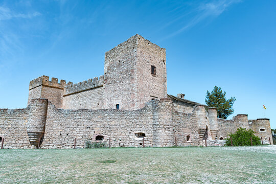 Castillo medieval t&iacute;pico europeo, ni siquiera le falta el nido de cig&uuml;e&ntilde;as, un d&iacute;a soleado con cielo azul, desde Pedraza, Segovia, Castilla y Le&oacute;n, Espa&ntilde;a.